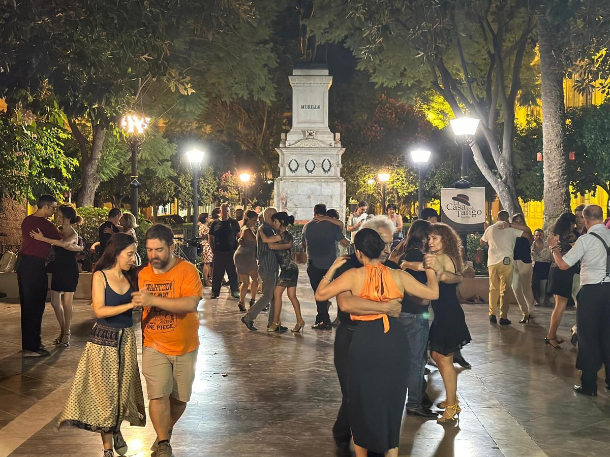 La Plaza del Museo llena de bailarines del Tango.