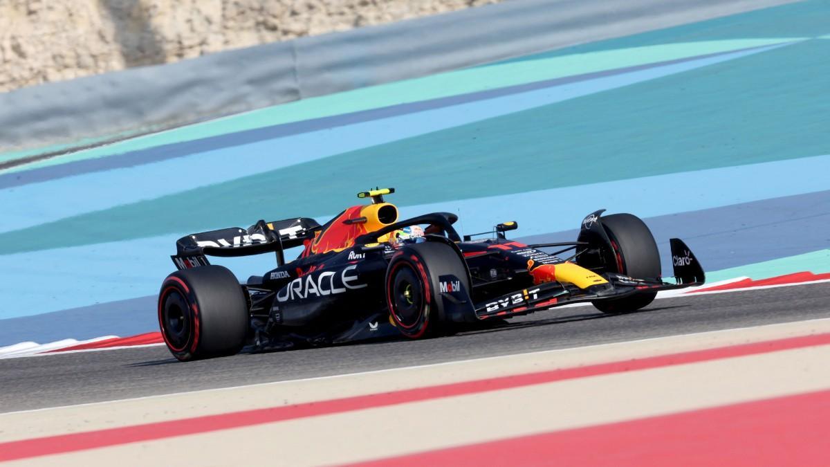 Checo Pérez durante las prácticas en Baréin