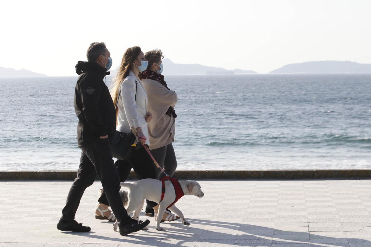 Gente pasea por Samil