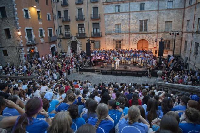 Imatges del concert a les escales de la Catedral amb motiu de l'Europa Cantat Junior