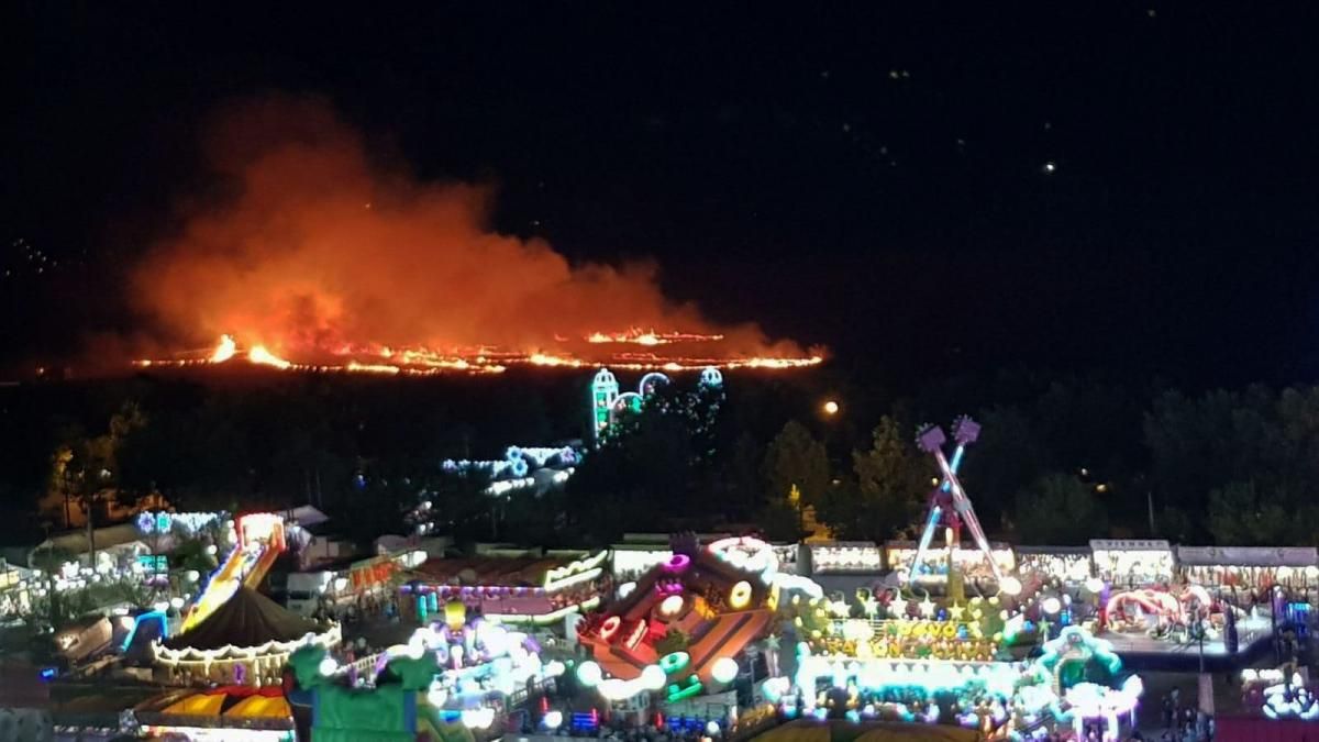 El incendio provocado por los fuegos artificiales en la Feria de San Fernando, en imágenes