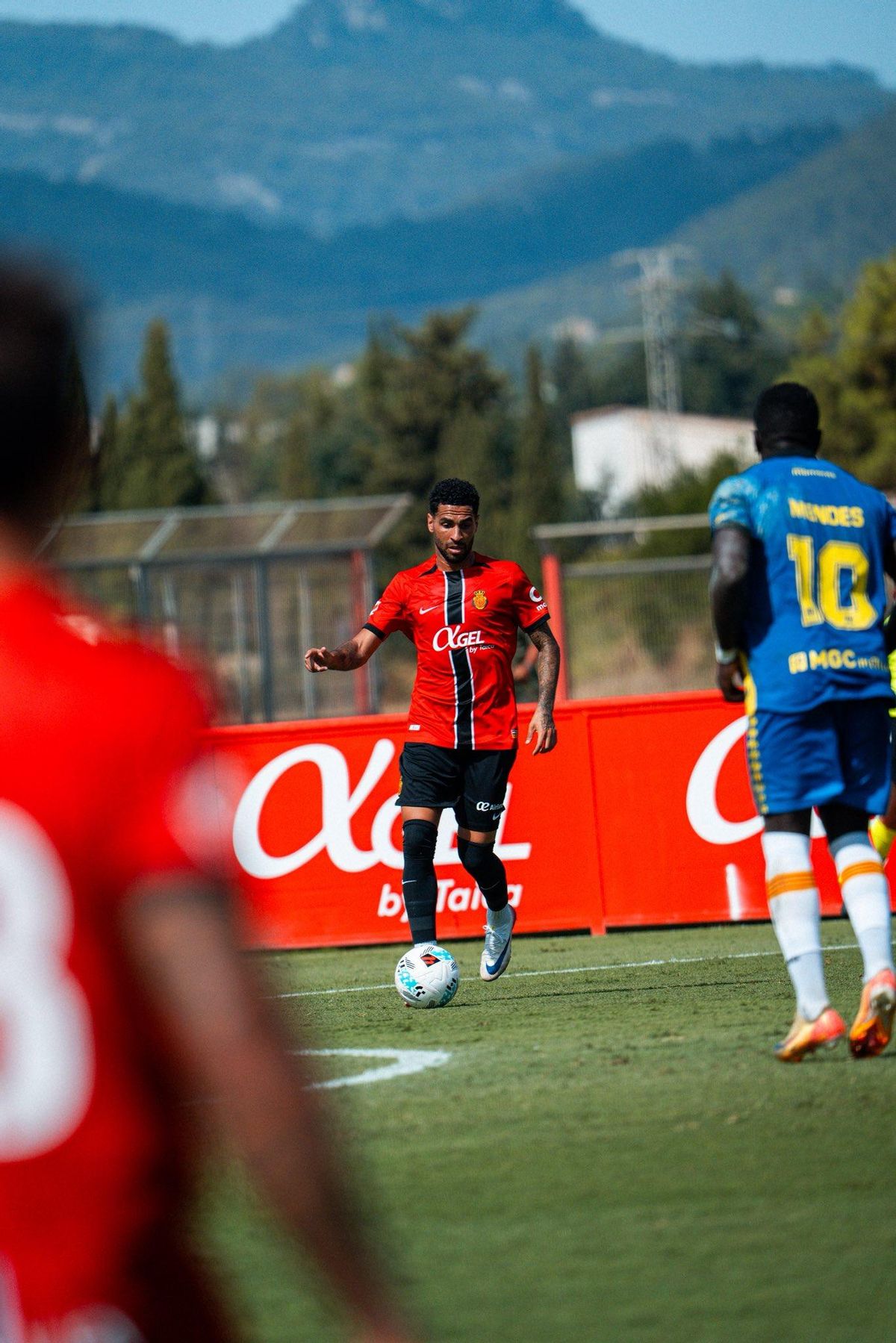 Omar Mascarell conduce el balón.