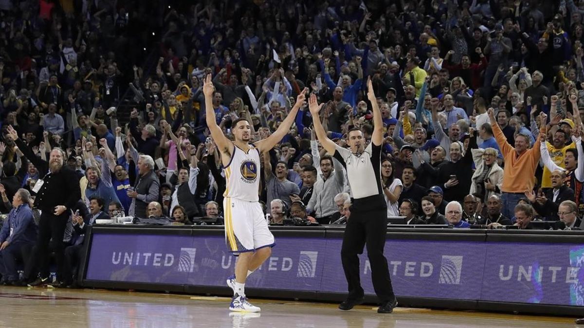 Klay Thompson celebra una canasta