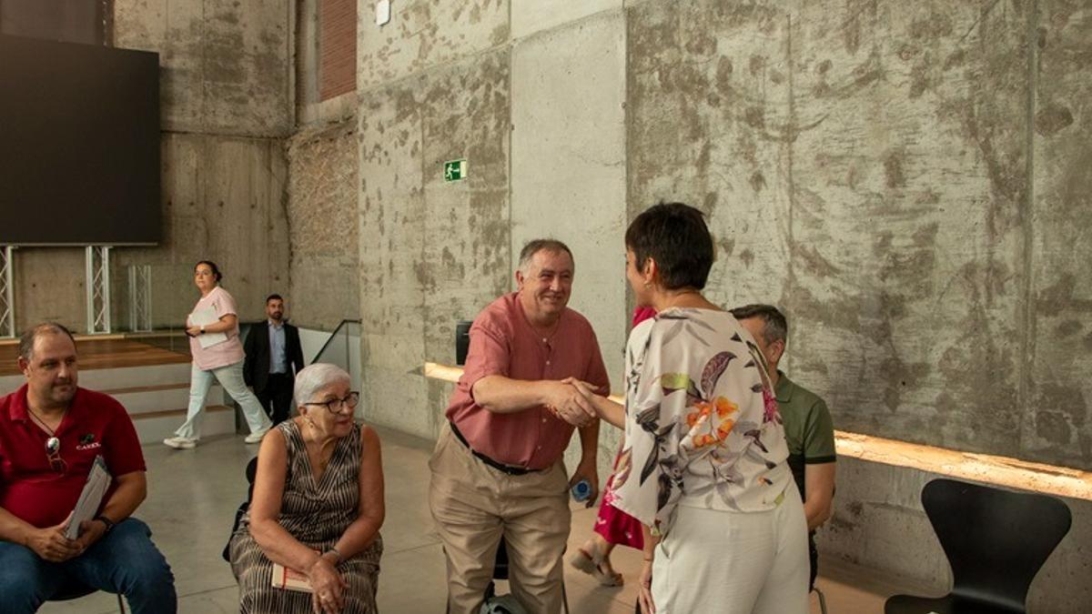 Antonio Toledano saluda a la ministra en la reunión de asociaciones.