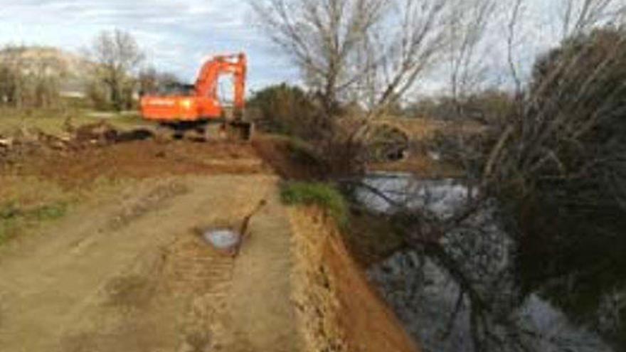 Una màquina treballant a la llera del Daró