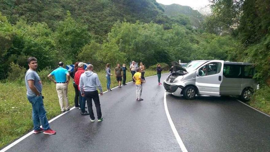 La furgoneta accidentada, ayer, en la carretera llanisca.