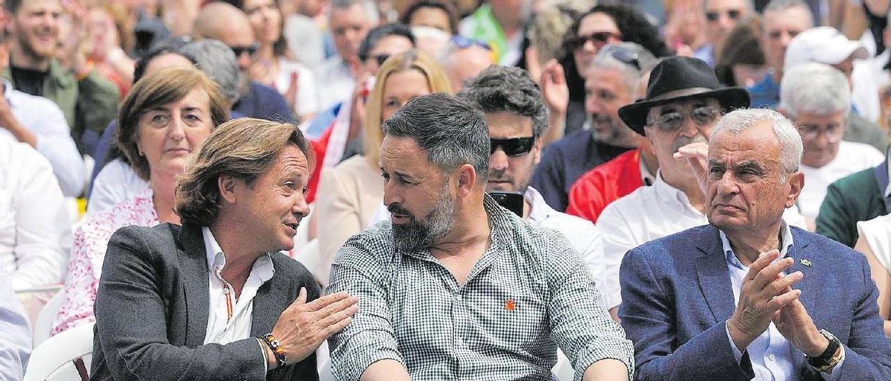 Jorge Campos, Santiago Abascal, Fulgencio Coll (v.li.).