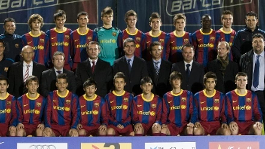 El Cadete del FC Barcelona con García Pimienta -1ºi fila superior- y Sandro Ramírez -3º desde la izquierda, en la fila inferior-, en la temporada 2010-11.