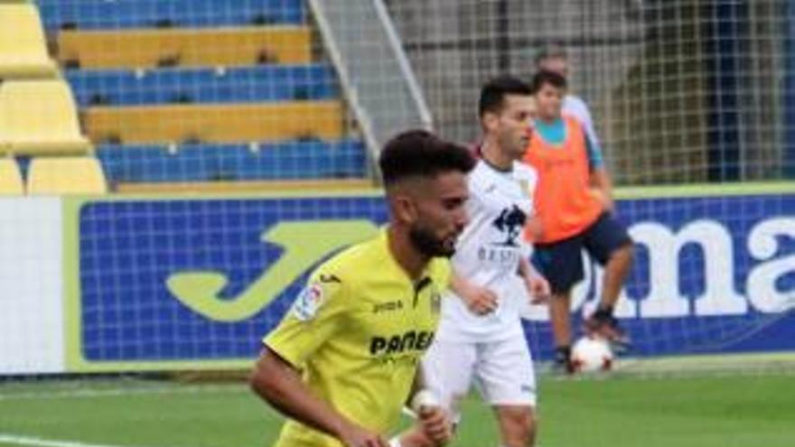 Fran Álvarez controla el esférico en el Mini Estadi.