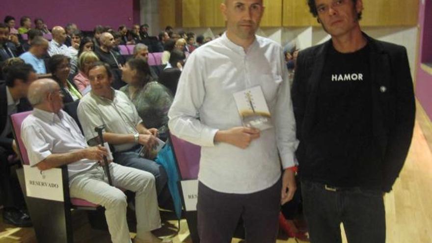 Manuel Noval Moro, con el libro, y Ángel García, momentos antes de la presentación.