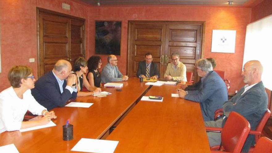 José Ramón Riera, al fondo, durante la reunión, ayer, con el gerente del área sanitaria avilesina, el equipo de la Fundación Hospital de Avilés y de la Unidad para la Evaluación de la Calidad en la sede del Sespa.