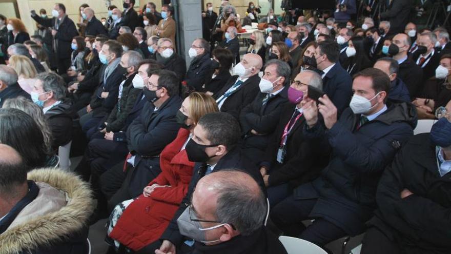 Autoridades políticas en el acto oficial en la estación de tren de Ourense. |   // IÑAKI OSORIO