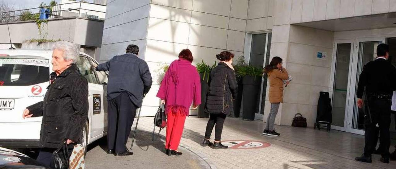 Pacientes en la zona de acceso al Hospital de Cabueñes.