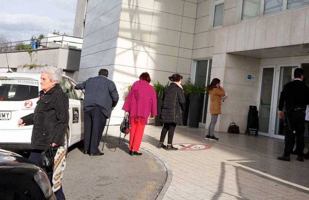 Pacientes en la zona de acceso al Hospital de Cabueñes.