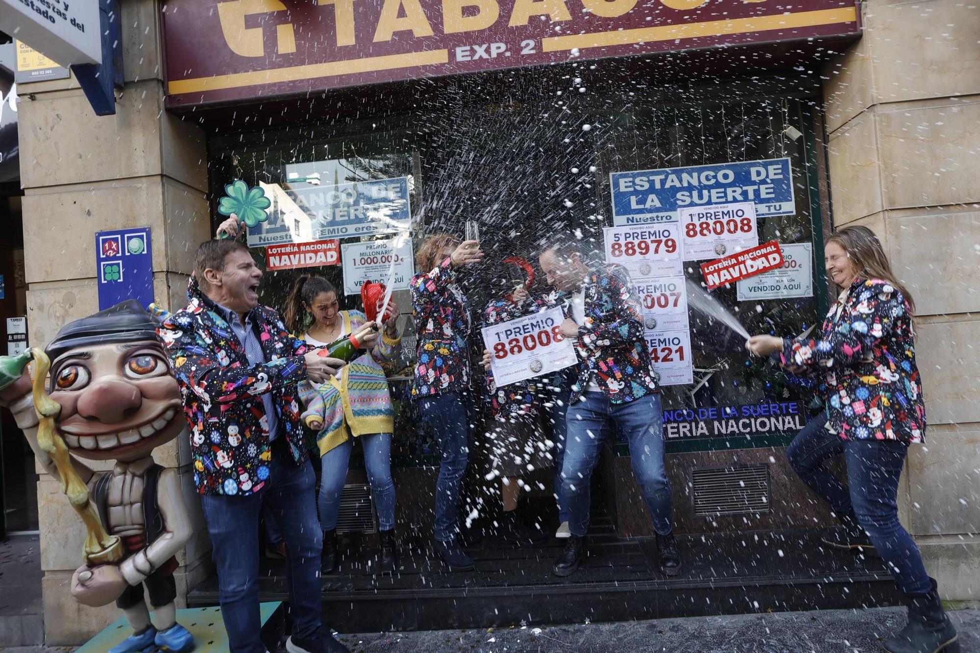 EN IMÁGENES: Asturias celebra una jornada de Lotería de Navidad con más de 4 millones en premios muy repartidos