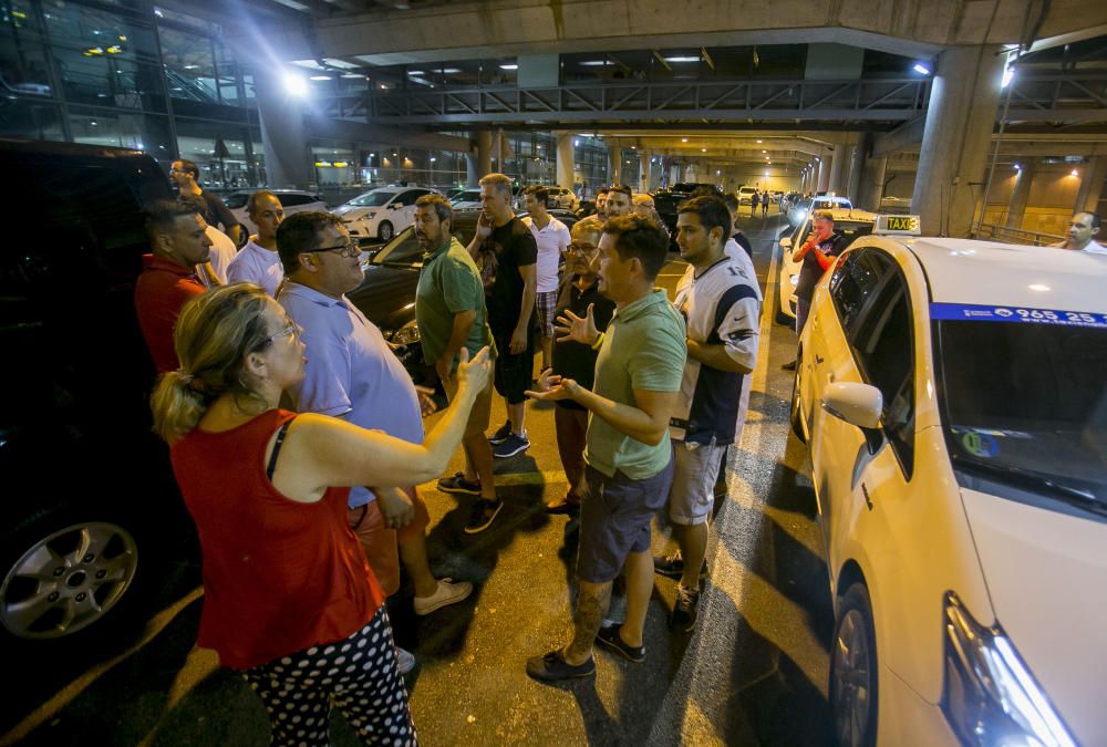 La huelga indefinida continúa: turistas cargados de maletas sin taxi en Alicante.