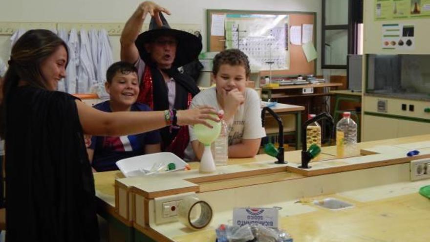 Los alumnos adaptaron el programa educativo junto a sus profesores en torno a la magia .