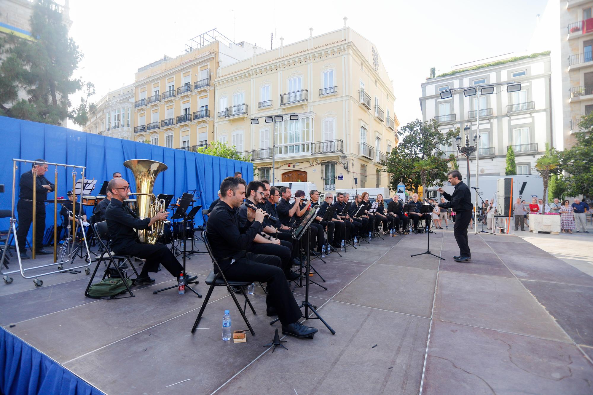 Sábado de Corpus: ambiente en la plaza, balcones y adornos florales