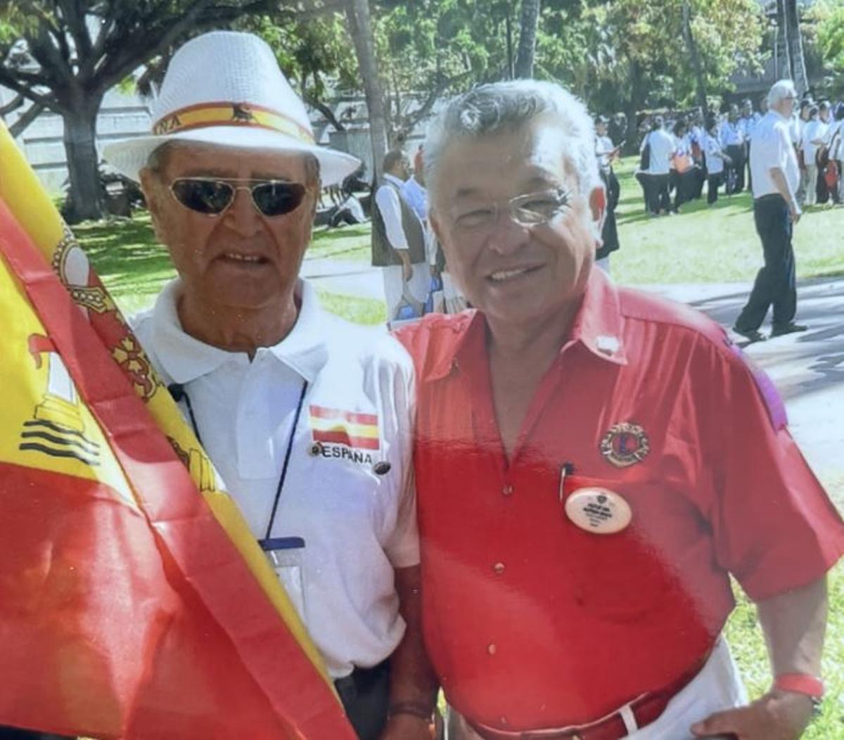 En Hawai, cuando fue nombrado gobernador de uno de los dos distritos de España de los clubes de Leones.