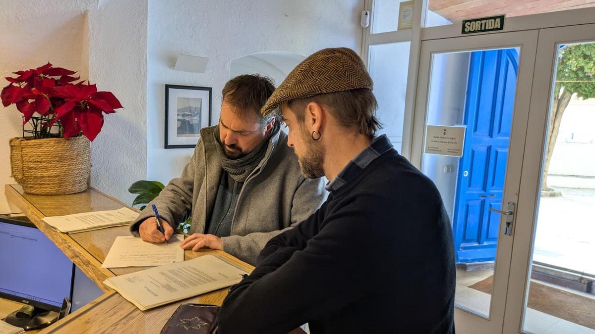 Dani Cornellà i Xesco Vallverdú registrant els documents a l'Ajuntament de Cadaqués.