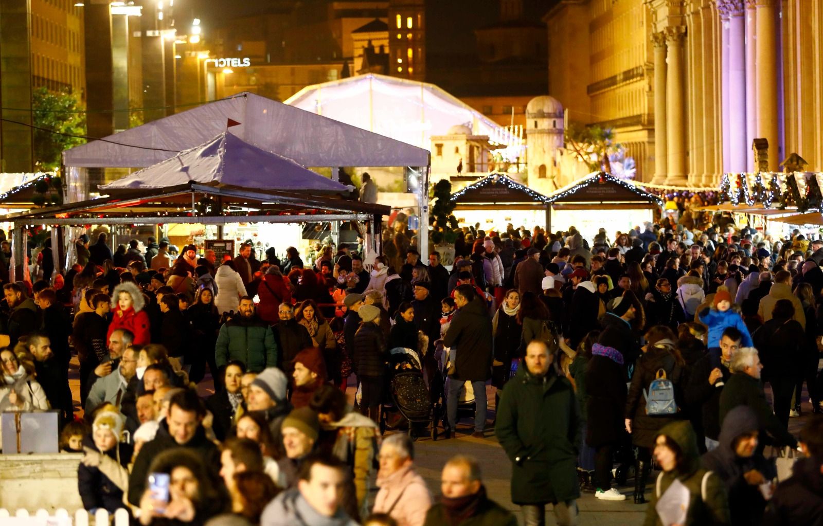 Ni el frío ni el puente pueden con el mercadillo navideño de la plaza del Pilar