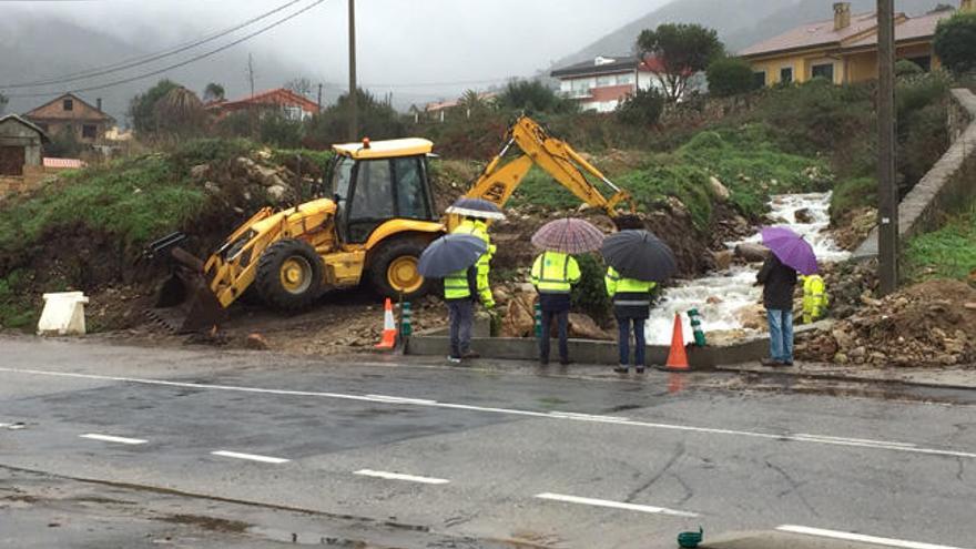 Una excavadora abre el cauce del Río Seco, en Oia. // FdV