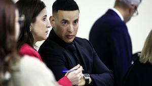 El reguetonero puertorriqueño Daddy Yankee, reacciona durante una audiencia este viernes, en San Juan (Puerto Rico). Daddy Yankee retomó el control de sus corporaciones, El Cartel Records y Los Cangris Inc. tras llegar a un acuerdo mutuo con su esposa, Mireddys González, en medio de un proceso de separación y divorcio entre ambos. EFE/Thais Llorca