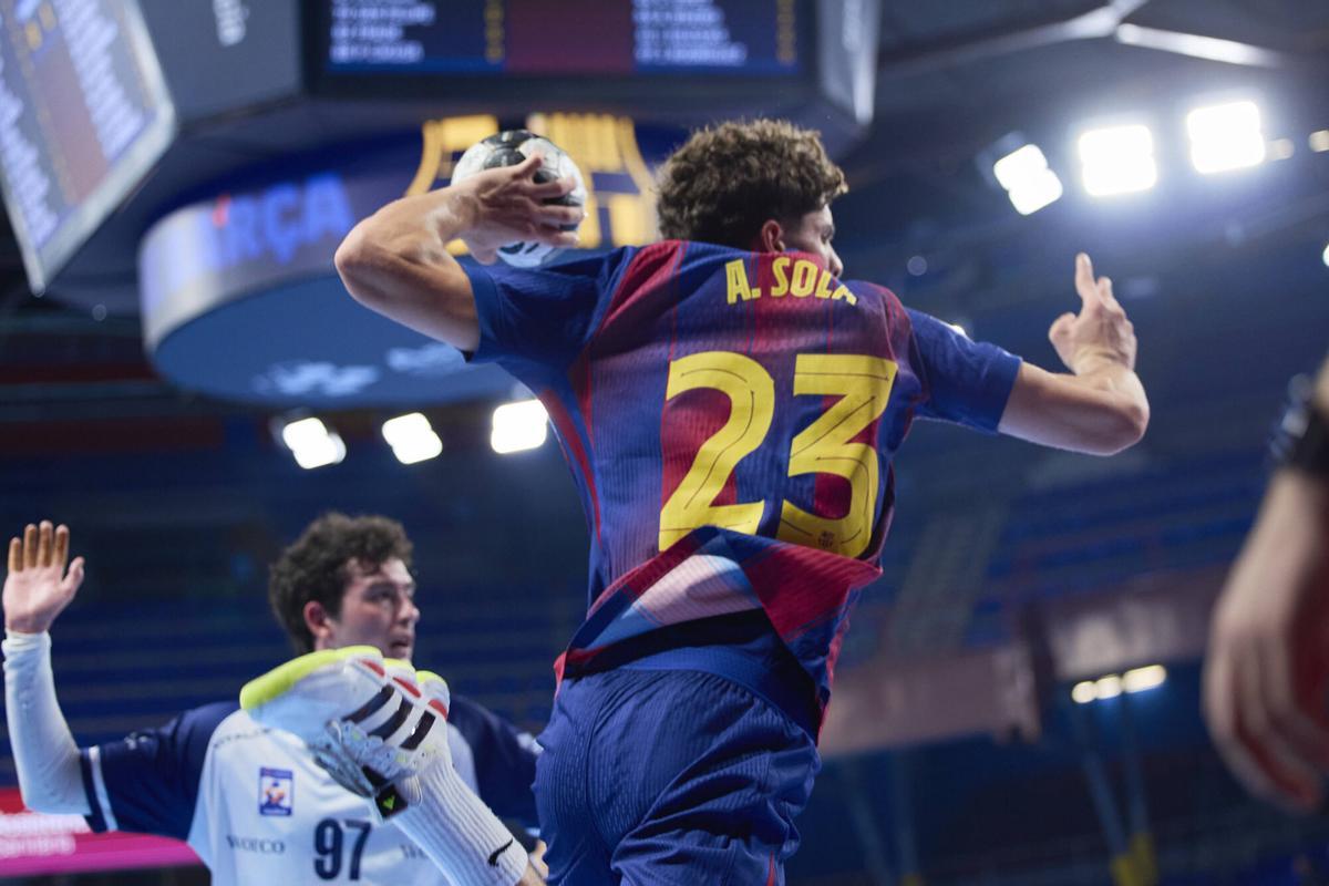 Adrián Sola, durante un partido