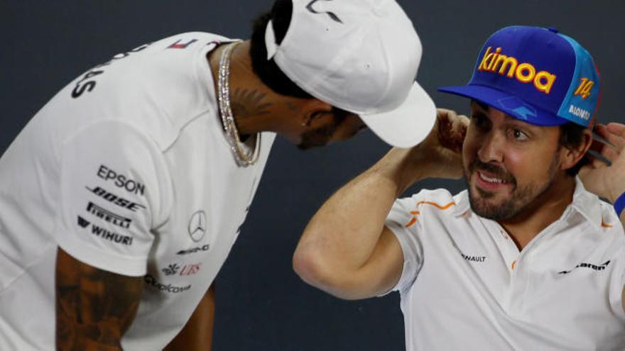 Lewis Hamilton y Fernando Alonso, juntos en el circuito de Yas Marina