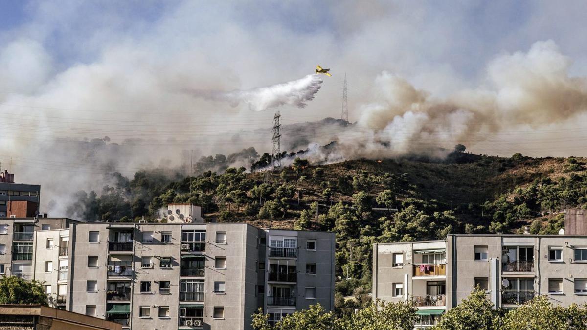 A l’esquerra, dues imatges del foc; a la dreta, els bombers parlen amb els veïns afectats.