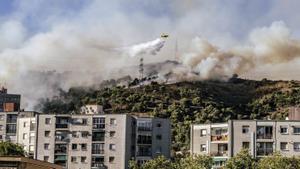Un incendi a Collserola obliga a desallotjar veïns a Torre Baró