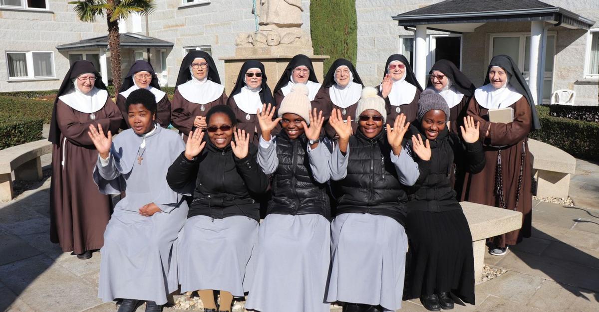 Las jóvenes que se preparan para monjas y parte de las veteranas, en el patio del convento de las Clarisas de Vilar Dastres. |   // F. CASANOVA