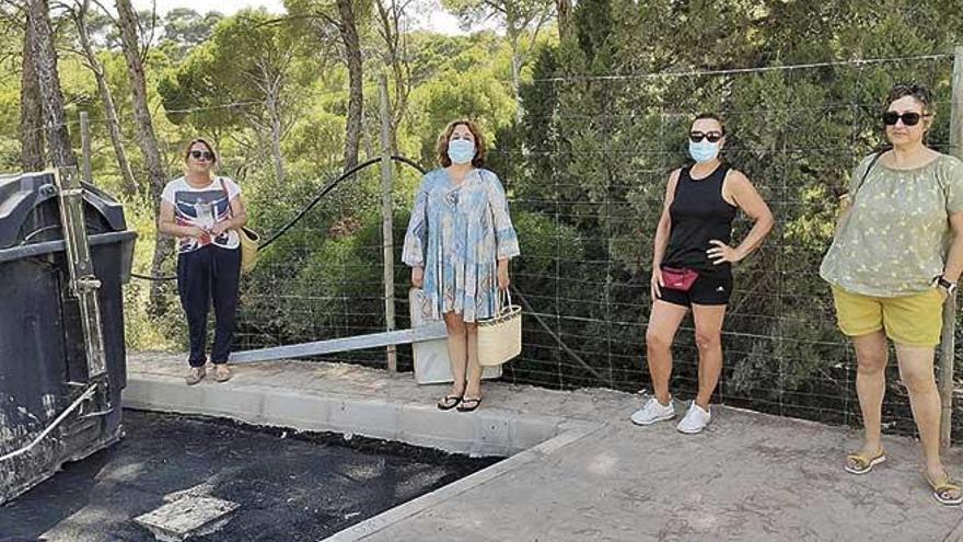 Voluntarios que se encargan de la colonia felina de Cala Gat, en Capdepera.