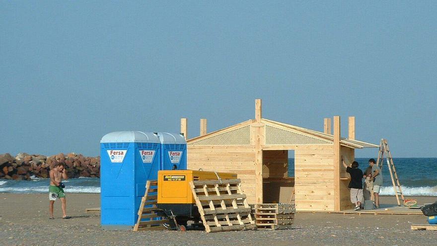 Comienzan a montar los primeros chiringuitos en playas de la Región