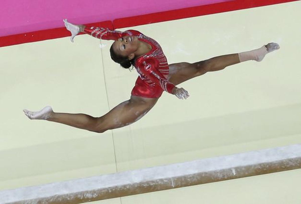 La gimnasta dels Estats Units, Gabrielle Douglas, durant el seu exercici en les barres en la final de l’equip femení de gimnàstica rítmica