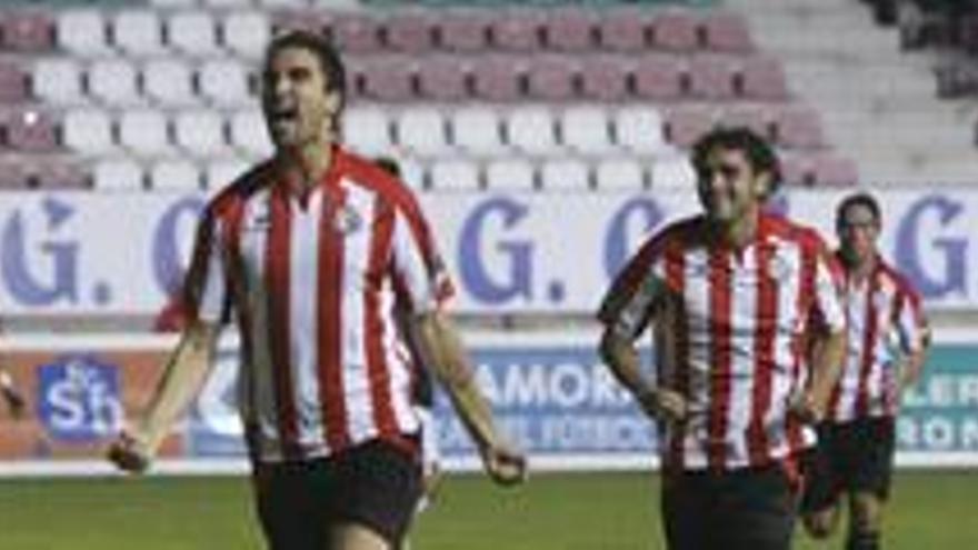 Iker Torre celebra su gol contra el Caudal.