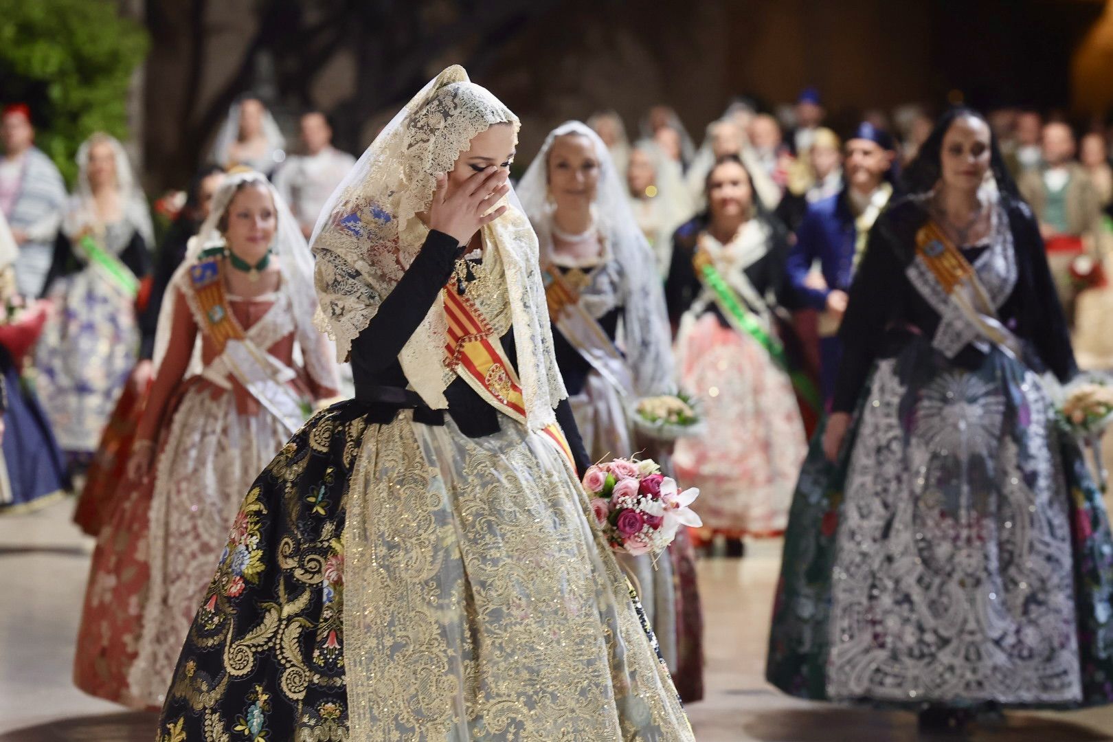 Laura Mengó y su corte coronan la ofrenda a la Virgen