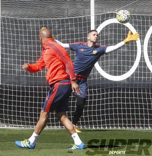 El Valencia CF entrena ante su afición