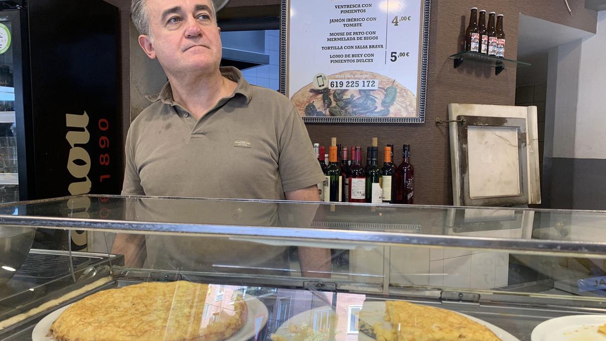 Luis Higuera, de El bar de Luis, ha tenido que subir de precio sus famosas tortillas