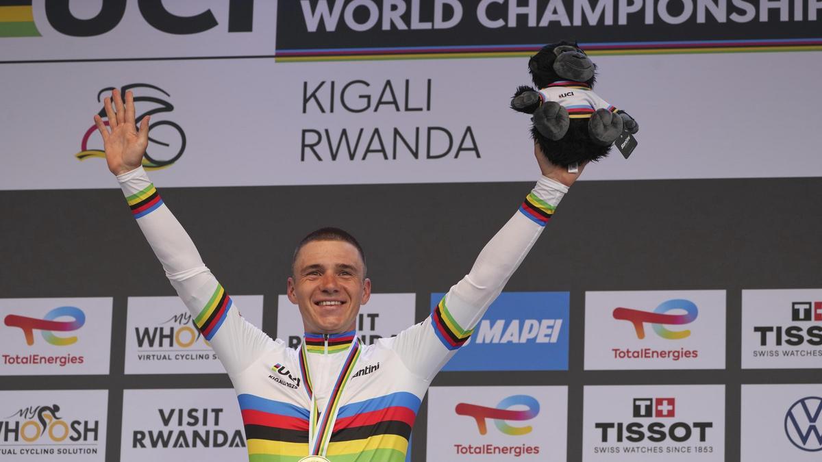 Remco Evenepoel celebra su tercer título mundial de contrarreloj.