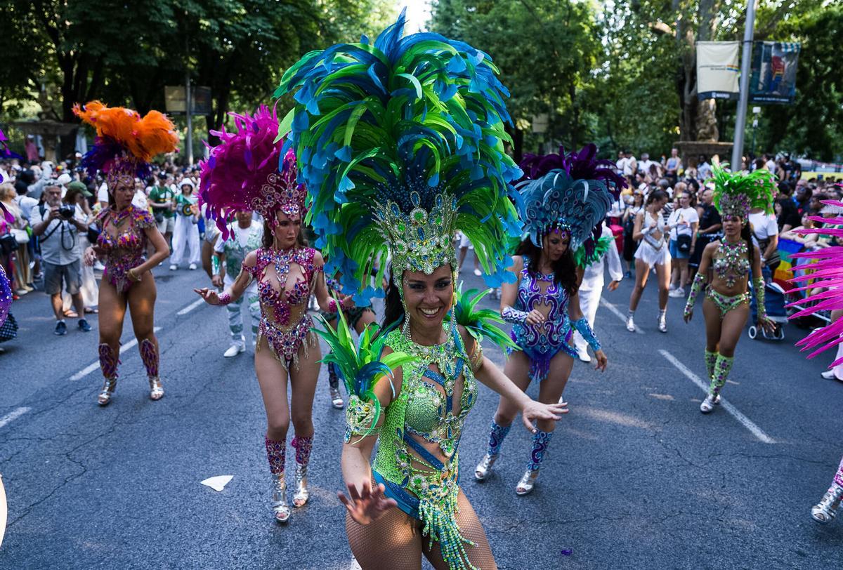 Varias personas en bailan durante la manifestación del Orgullo 2026 en Madrid. Varias personas en bailan durante la manifestación del Orgullo 2026 en Madrid.