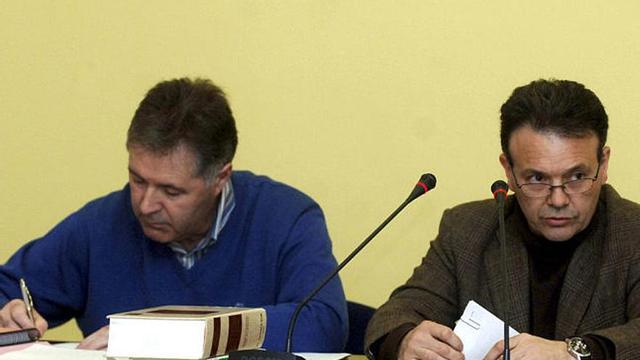El secretario municipal y el alcalde de Cabanas, en un pleno.