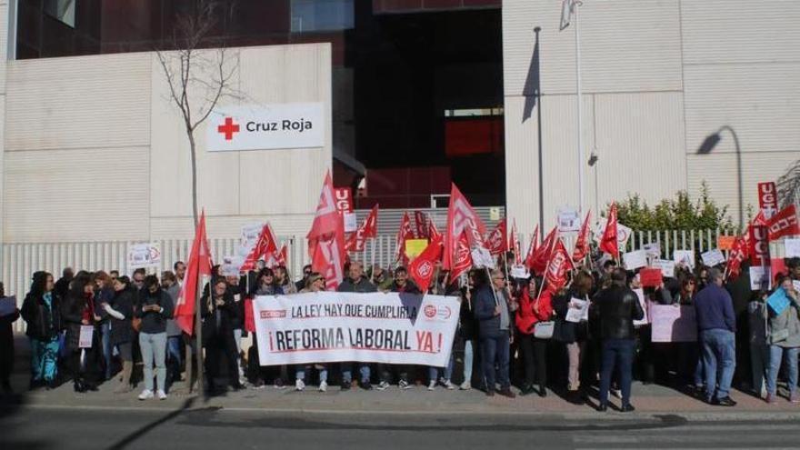Protesta para exigir la actualización de los salarios en la puerta de Cruz Roja Córdoba.