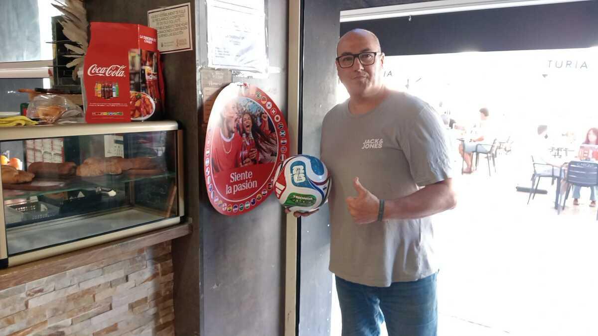 La Taberna de Chiqui de Gandia sorteará el balón del Mundial entre sus clientes