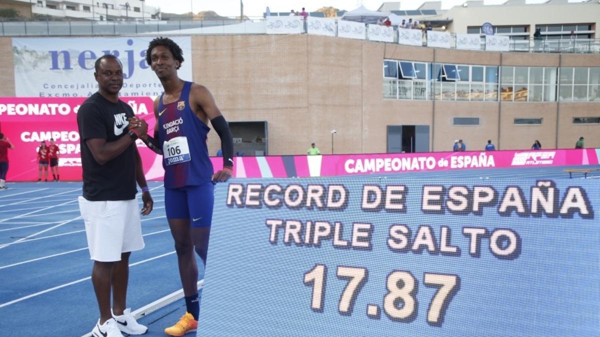 Jordan Díaz, junto a su entrenador Iván Pedroso