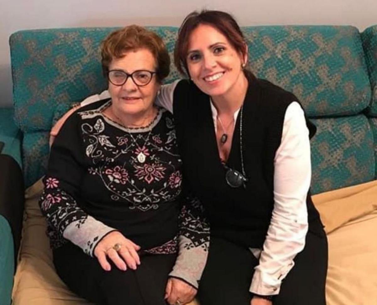 Mari Ángeles, con su madre. | CEDIDA POR LA FAMILIA