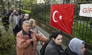 Cola para votar en la embajada de Turquía en Berlín, el pasado 27 de abril.