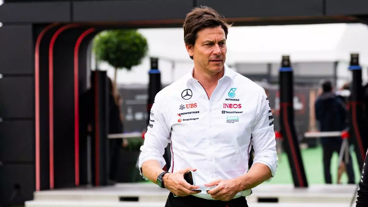 Wolff prioriza a Russell y Antonelli, pero no descarta a Verstappen