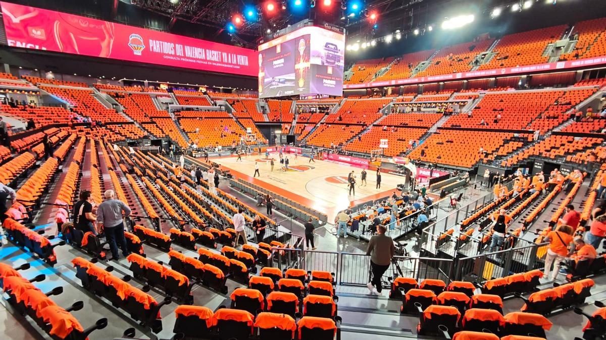 Los jugadores del Valencia Basket calientan en el Roig Arena