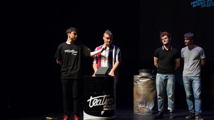 Miguel Torrecilla, del grupo Komos del IES Districte Marítim de València, recibiendo el premio especial por su interpretación en &quot;Novecento&quot;.